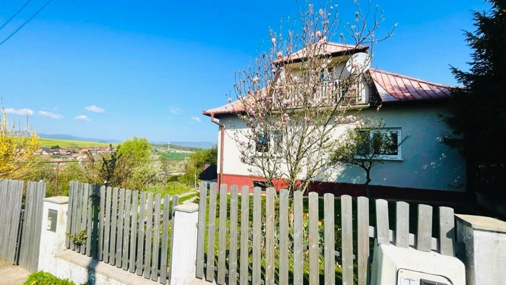 Predané..Exkluzívne na predaj krásny rodinný dom s nádychom modernosti a rodinného pohodlia v obci Haláčovce s veľkým pozemkom 2000m2