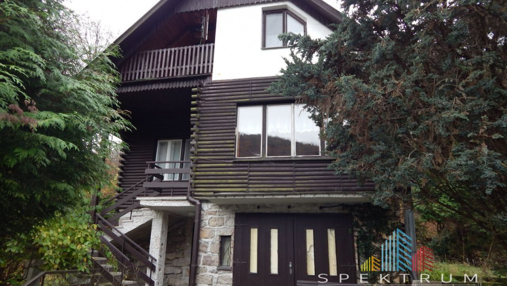 SPEKTRUM REALITY- Na predaj celoročná murovaná chata s pozemkom 2800 m2, Lovčica, okres Žiar nad Hronom