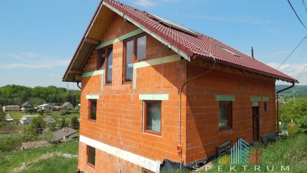 SPEKTRUM REALITY- Na predaj rozostavaný 6-izbový rodinný dom s prístavbou garáže, 800 m2, Chrenovec-Brusno, okres Prievidza