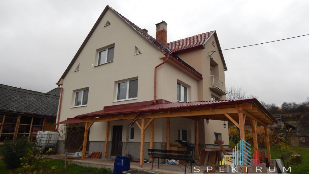 SPEKTRUM REALITY- Na Predaj komplet prerobený rodinný dom s pozemkom 1876 m2, Dlžín, okres Prievidza