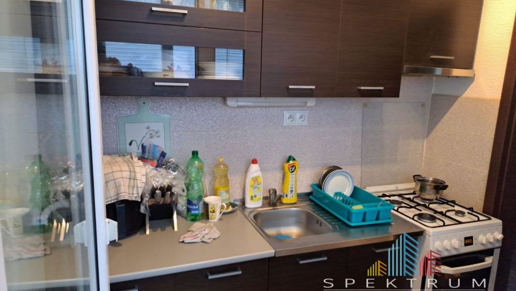 SPEKTRUM REALITY- Na Predaj 1-izbový byt, 38 m2 a loggiou, Handlová, sídlisko Mostná