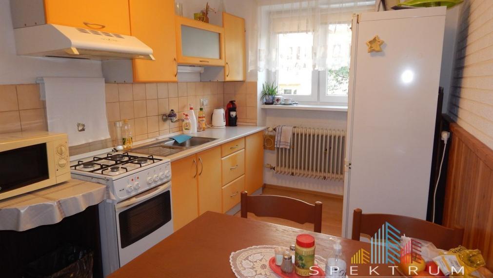 SPEKTRUM  REALITY- Na Predaj 2-izbový byt, 65.40 m2 s balkónom, okres Žiar Nad Hronom
