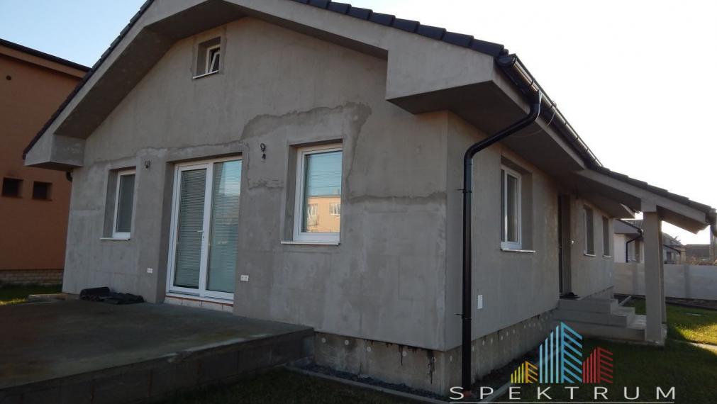 PREDANÉ-SPEKTRUM REALITY- Na Predaj 4- izbový bungalov s terasou a pekným pozemkom 509 m2, Kamenec pod Vtáčnikom, okres Prievidza