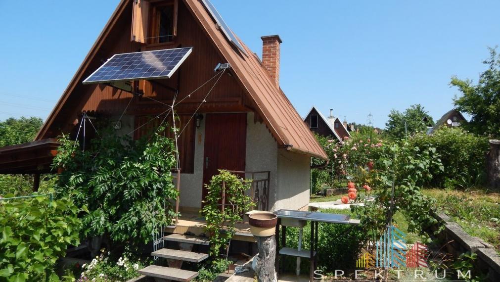 SPEKTRUM REALITY- Na Predaj murovaná chatka s pozemkom 315 m2, Sad 600-ročnice, okres Prievidza