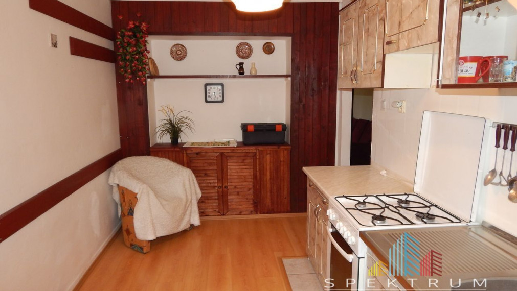 EXKLUZÍVNE- SPEKTRUM REALITY- Na Predaj veľkometrážny 3-izbový byt 75 m2 s balkónom, Handlová, ul. Mierové námestie