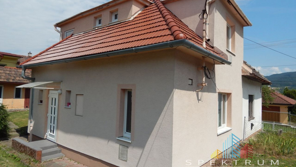 PREDANÉ-SPEKTRUM REALITY- Na Predaj 3- izbový rodinný dom s pozemkom 296 m2, Handlová, okres Prievidza
