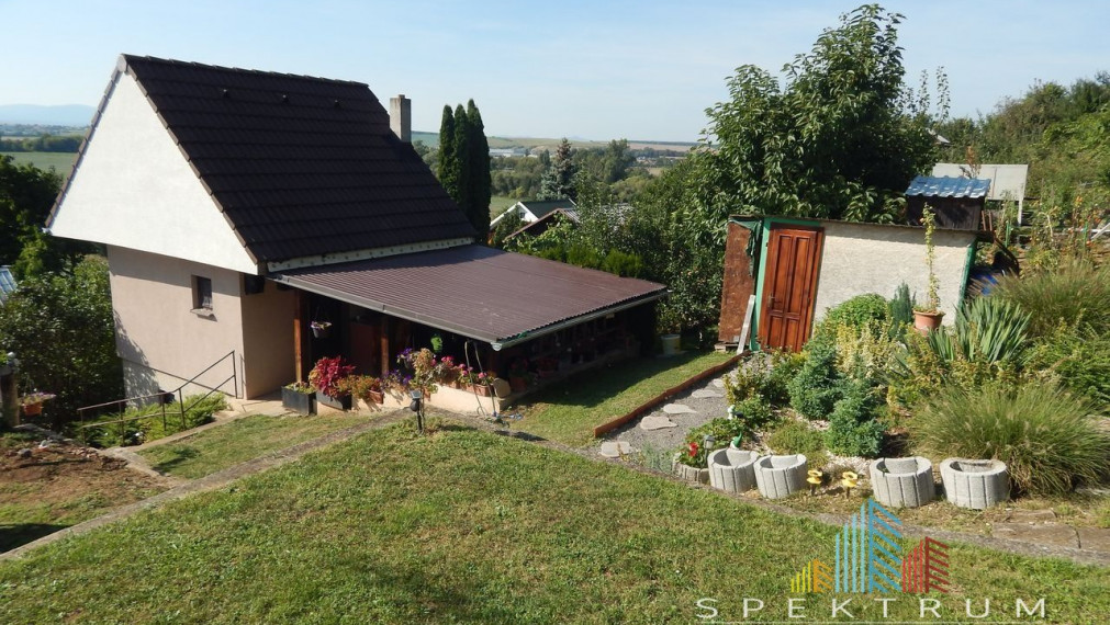 EXKLUZÍVNE- SPEKTRUM REALITY- Na Predaj murovaná chatka s pozemkom 308 m2, Brodzany, okres Partizánske