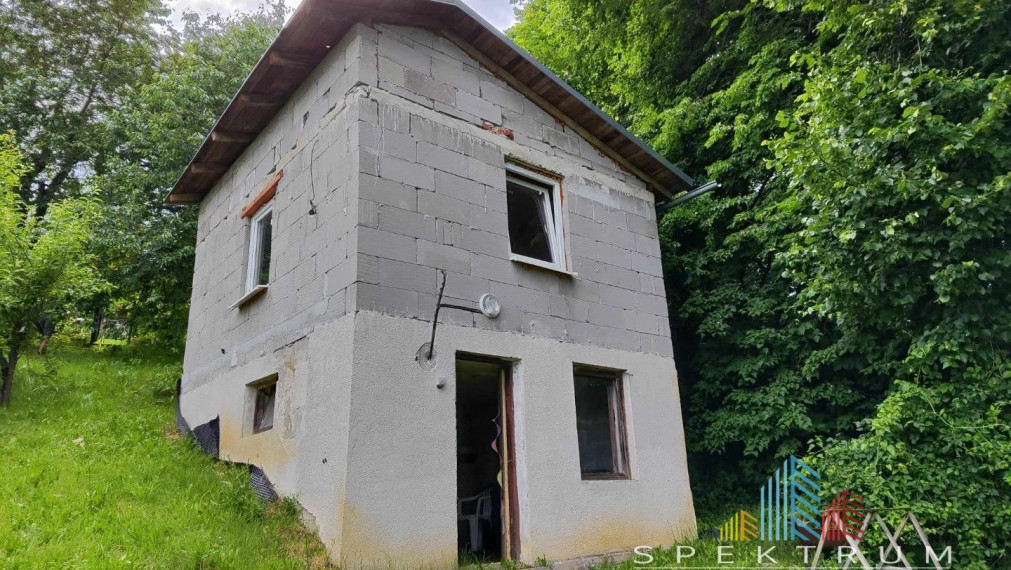 EXKLUZÍVNE-SPEKTRUM REALITY- Na Predaj murovanú záhradnú chatu s pozemkom 827 m2, záhradkárska osada ,, Barborka " Handlová, okres Prievidza