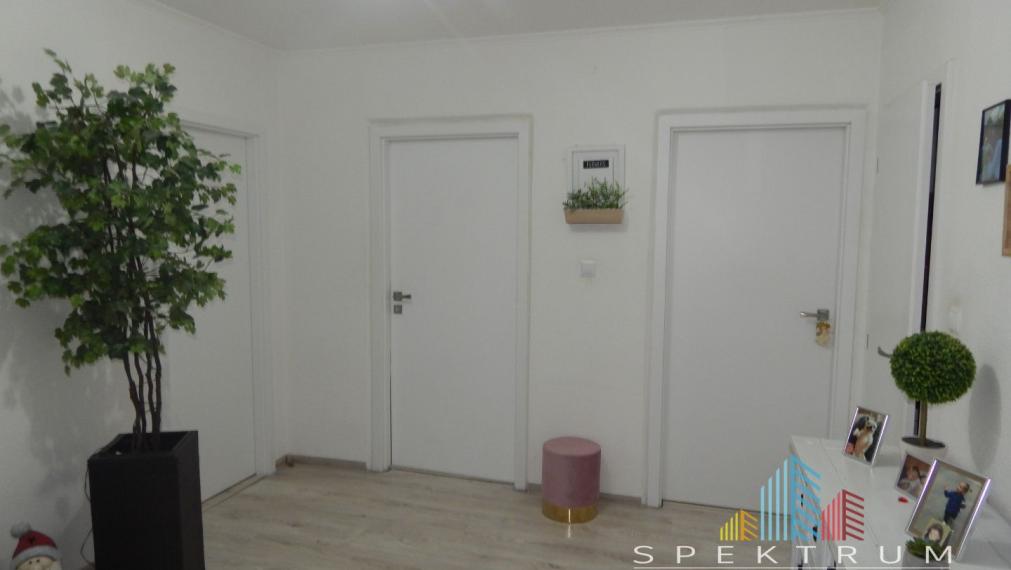 SPEKTRUM REALITY- Na Predaj 3-izbový veľkometrážny byt, 80 m2, dva balkóny, Handlová, okres Prievidza