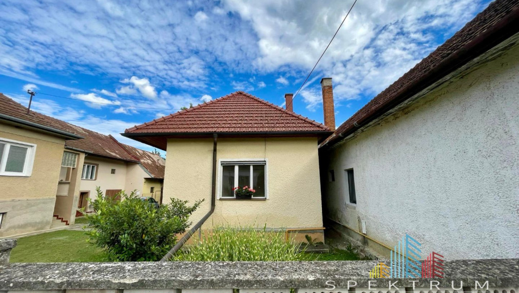 Nová cena ...Exkluzívne na predaj 2 izb. domček v Horných Našticiach / Bánovce n/B , poz . 465m2