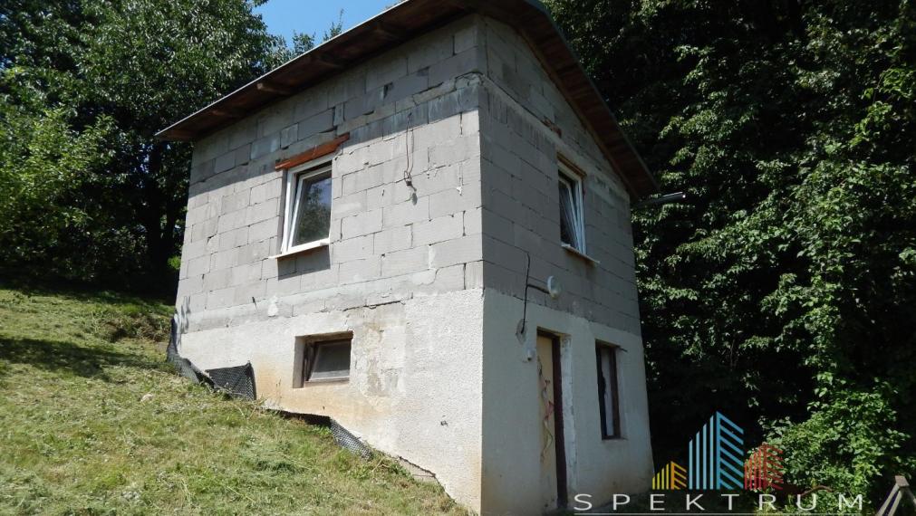 EXKLUZÍVNE-SPEKTRUM REALITY- Na Predaj murovanú záhradnú chatu s pozemkom 827 m2, záhradkárska osada ,, Barborka " Handlová, okres Prievidza