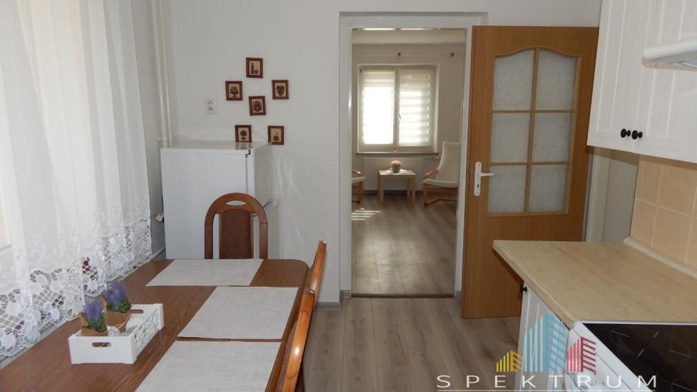 EXKLUZÍVNE-SPEKTRUM REALITY- Na Predaj komplet rekonštruovaný, zariadený  2- izbový byt, 62.8 m2, Handlová, 29.Augusta