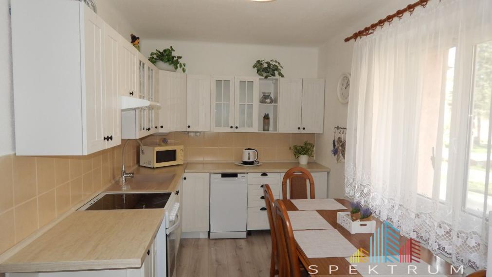 EXKLUZÍVNE-SPEKTRUM REALITY- Na Predaj komplet rekonštruovaný, zariadený  2- izbový byt, 62.8 m2, Handlová, 29.Augusta