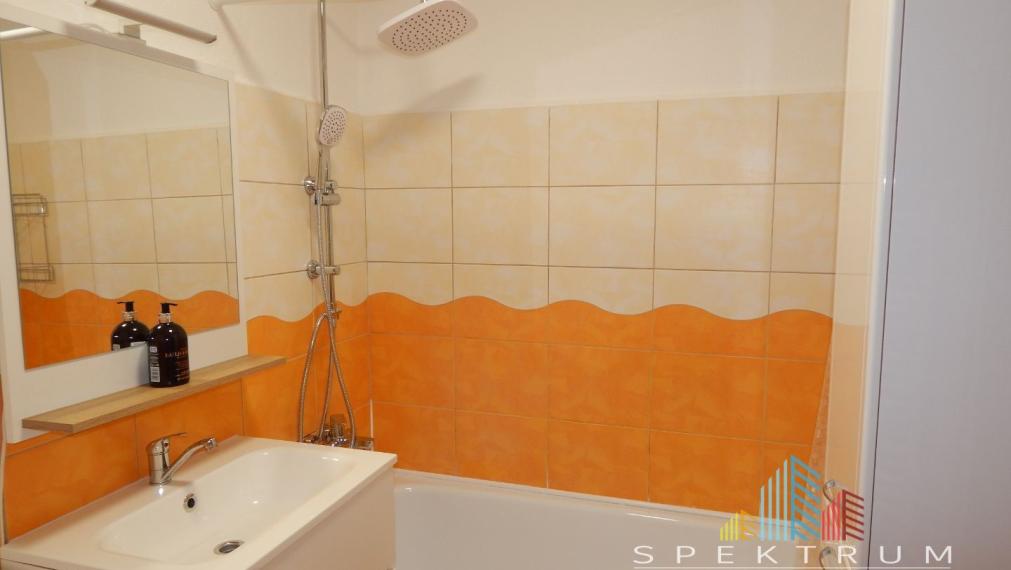 EXKLUZÍVNE-SPEKTRUM REALITY- Na Predaj komplet rekonštruovaný, zariadený  2- izbový byt, 62.8 m2, Handlová, 29.Augusta