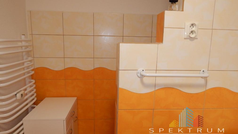 EXKLUZÍVNE-SPEKTRUM REALITY- Na Predaj komplet rekonštruovaný, zariadený  2- izbový byt, 62.8 m2, Handlová, 29.Augusta