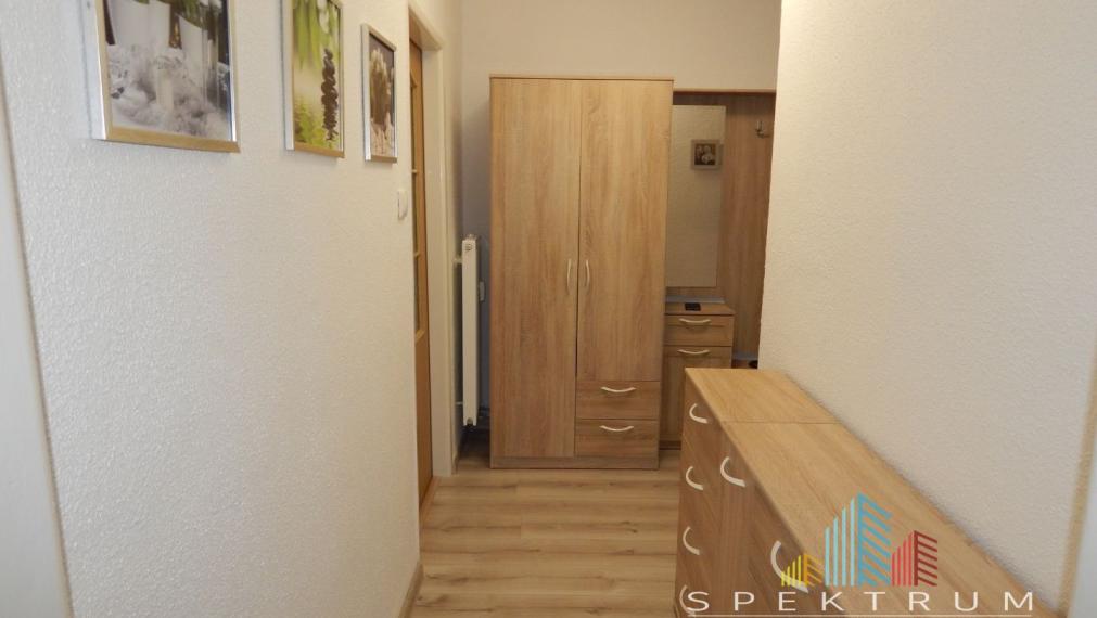 EXKLUZÍVNE-SPEKTRUM REALITY- Na Predaj komplet rekonštruovaný, zariadený  2- izbový byt, 62.8 m2, Handlová, 29.Augusta