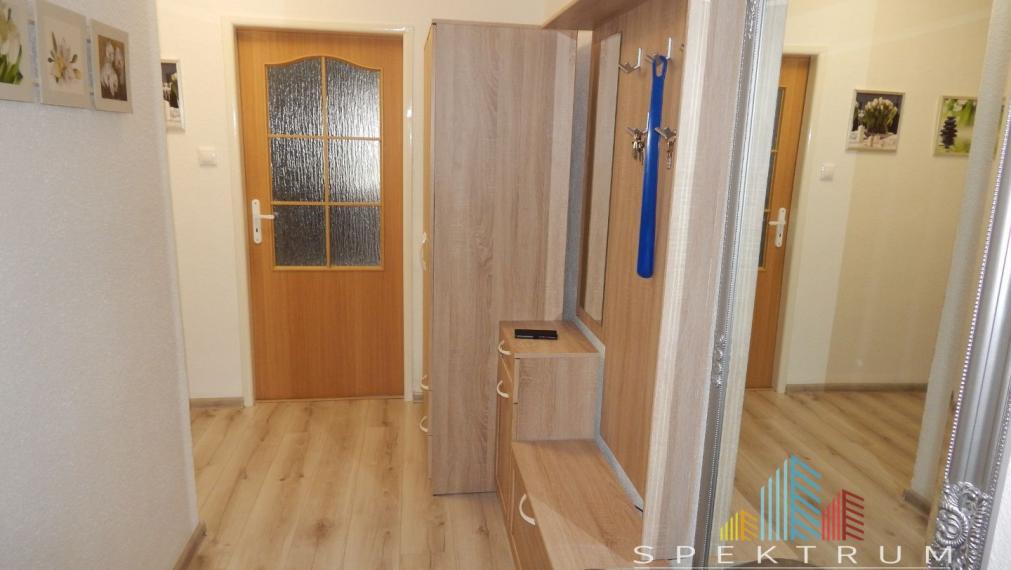 EXKLUZÍVNE-SPEKTRUM REALITY- Na Predaj komplet rekonštruovaný, zariadený  2- izbový byt, 62.8 m2, Handlová, 29.Augusta
