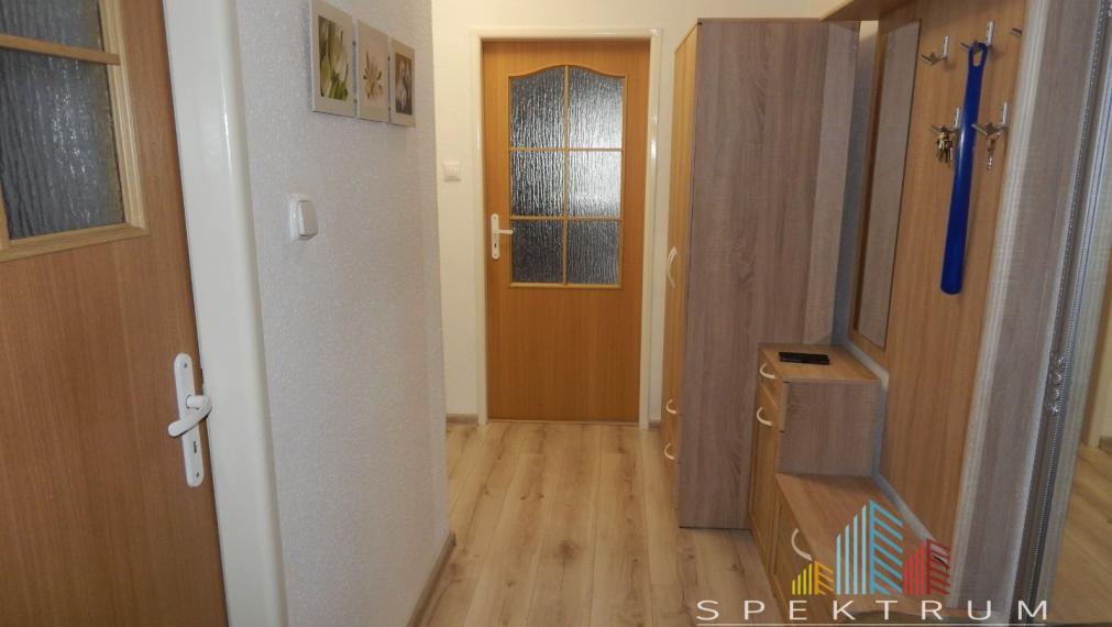 EXKLUZÍVNE-SPEKTRUM REALITY- Na Predaj komplet rekonštruovaný, zariadený  2- izbový byt, 62.8 m2, Handlová, 29.Augusta