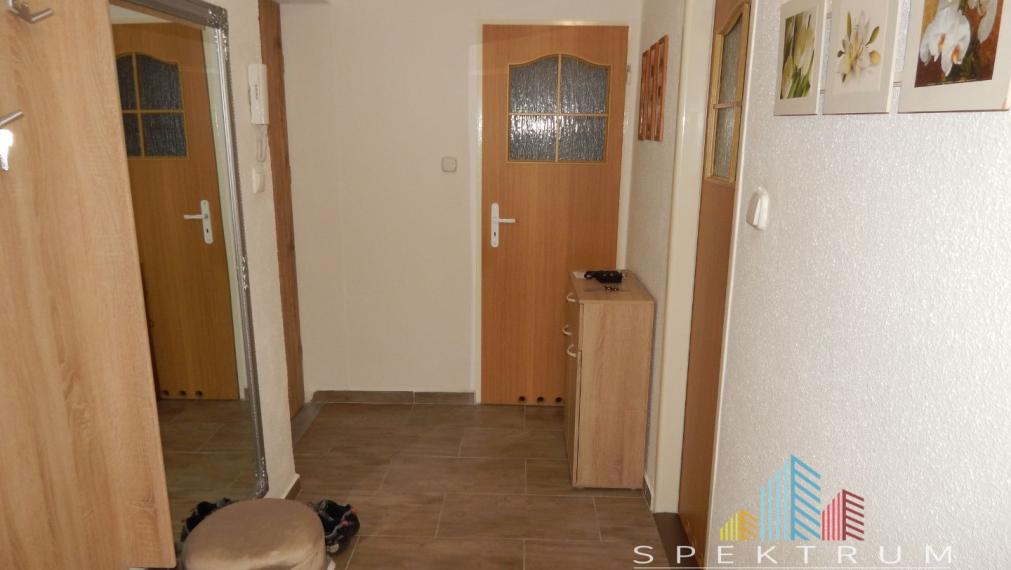 EXKLUZÍVNE-SPEKTRUM REALITY- Na Predaj komplet rekonštruovaný, zariadený  2- izbový byt, 62.8 m2, Handlová, 29.Augusta