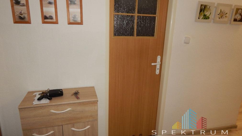 EXKLUZÍVNE-SPEKTRUM REALITY- Na Predaj komplet rekonštruovaný, zariadený  2- izbový byt, 62.8 m2, Handlová, 29.Augusta