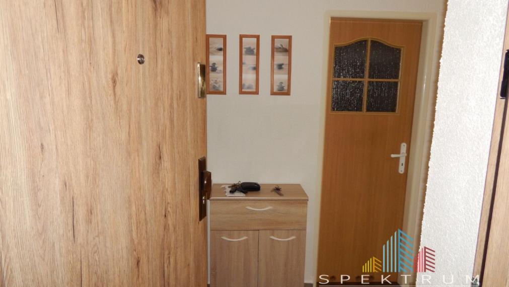 EXKLUZÍVNE-SPEKTRUM REALITY- Na Predaj komplet rekonštruovaný, zariadený  2- izbový byt, 62.8 m2, Handlová, 29.Augusta