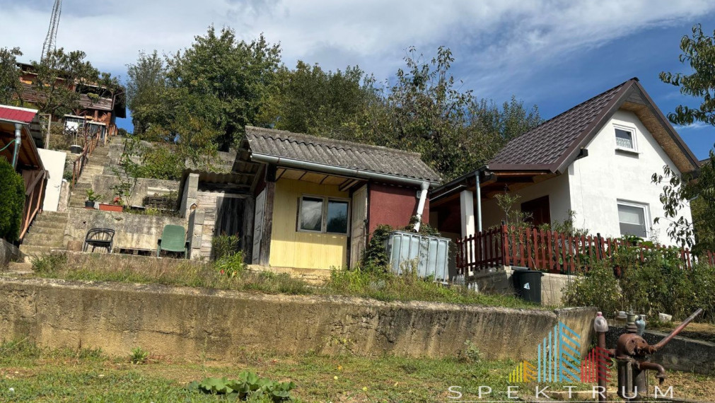 Exkluzívne na predaj záhradná chatka v Bánovciach n/B , v časti Vinohrady, poz. 428m2