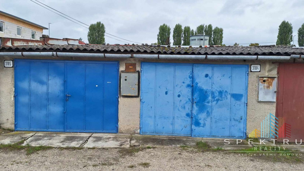 Rezervované...Exkluzívne na predaj 2x murovaná garáž - Bánovce n/B