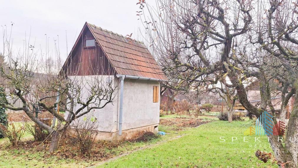 REZERVOVANÉ....Exkluzívne iba u nás - Predaj  záhrada s chatkou v Bánovciach n/B