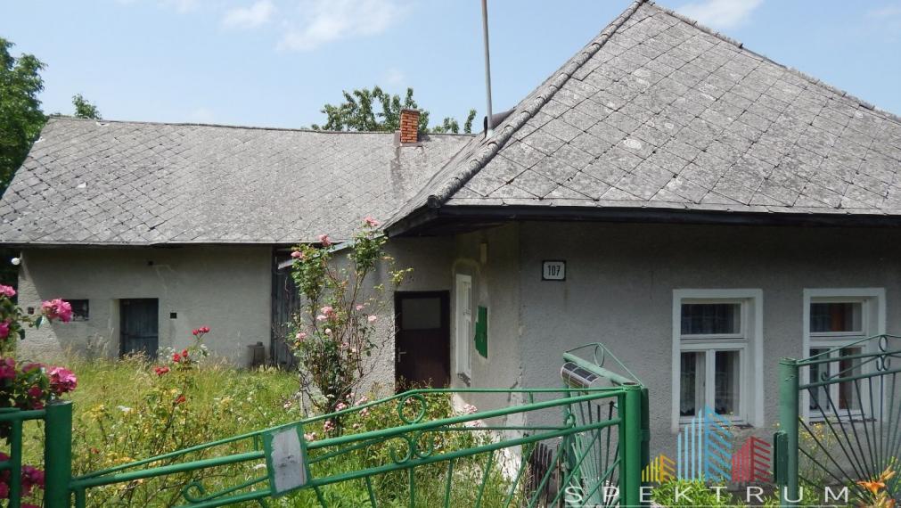 EXKLUZÍVNE- SPEKTRUM REALITY - Na Predaj  Chalupa / rodinný dom s pozemkom 736 m2 , Podhradie, okres Prievidza