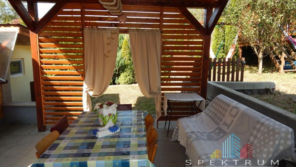 SPEKTRUM REALITY- Na Predaj murovaná chata s pozemkom 296 m2, Sad 600-ročnice, okres Prievidza