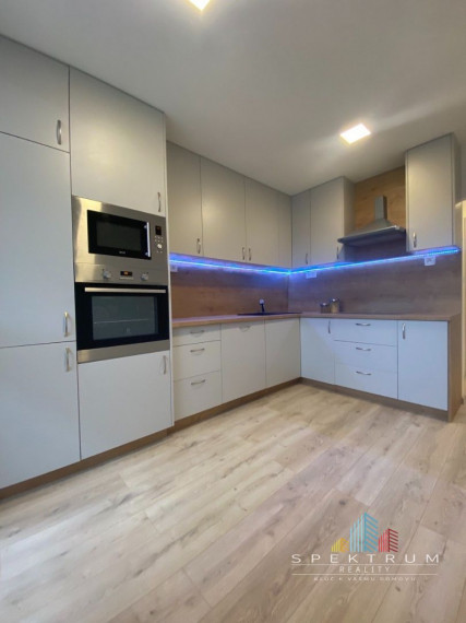 PREDANÉ-SPEKTRUM REALITY- Na PREDAJ 3 -izbový byt, 70 m2, Handlová, ul.Mostná