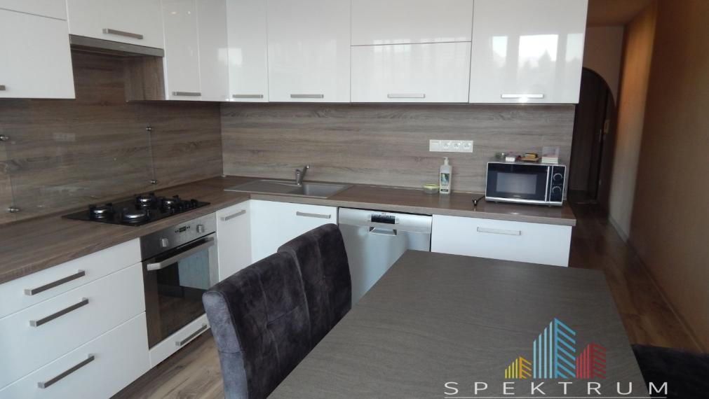 SPEKTRUM REALITY- Na Predaj komplet rekonštruovaný 3-izbový byt, 75 m2, 2x loggia, Handlová, ul. Morovnianská Cesta