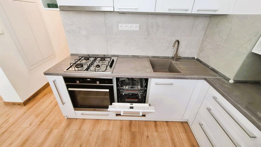 Rezervované...TOP/ Rybany - 2 izbový byt s loggiou a s garážou