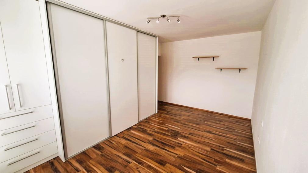 Rezervované...TOP/ Rybany - 2 izbový byt s loggiou a s garážou