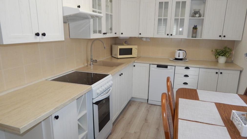 SPEKTRUM REALITY- Na PRENÁJOM komplet rekonštruovaný, zariadený 2- izbový byt, 62.8 m2, Handlová, 29.Augusta