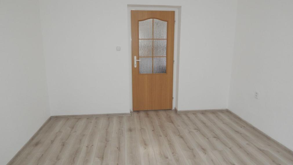 SPEKTRUM REALITY- Na PRENÁJOM komplet rekonštruovaný, zariadený 2- izbový byt, 62.8 m2, Handlová, 29.Augusta