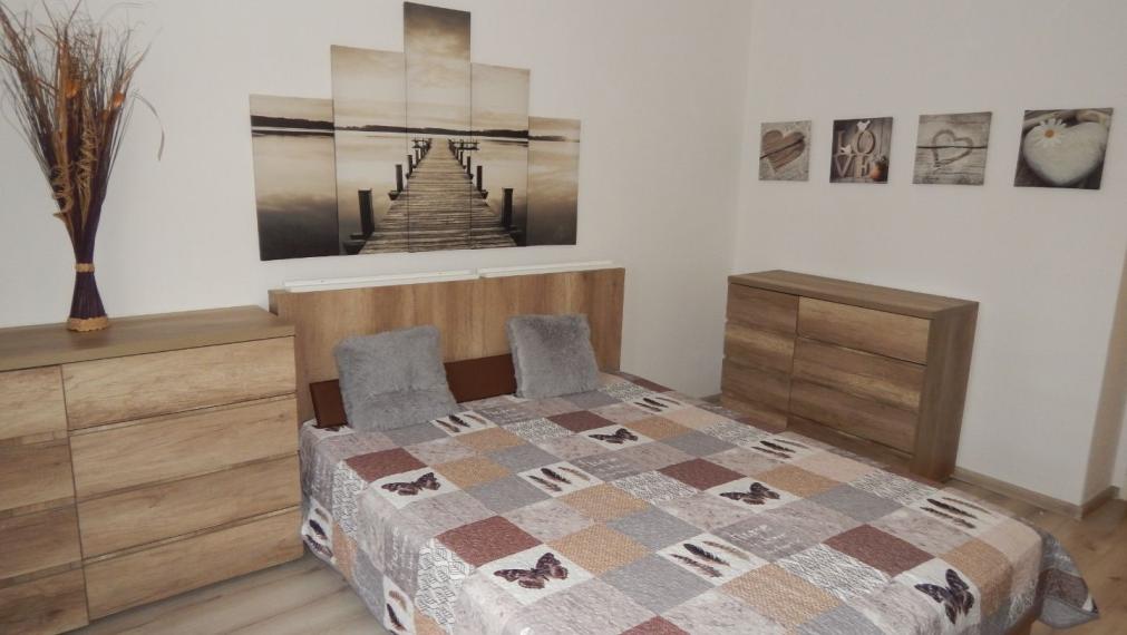 SPEKTRUM REALITY- Na PRENÁJOM komplet rekonštruovaný, zariadený 2- izbový byt, 62.8 m2, Handlová, 29.Augusta