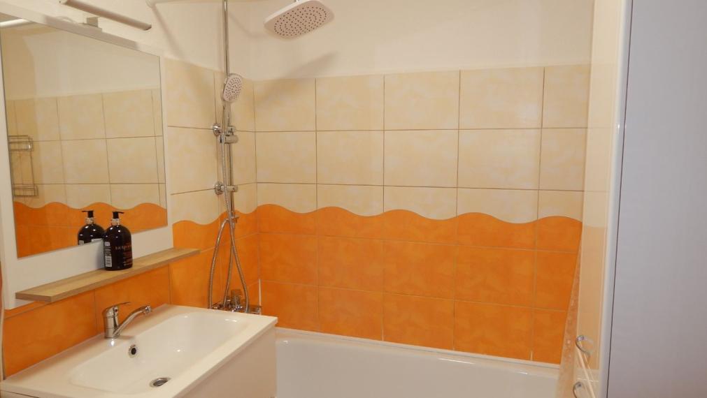 SPEKTRUM REALITY- Na PRENÁJOM komplet rekonštruovaný, zariadený 2- izbový byt, 62.8 m2, Handlová, 29.Augusta