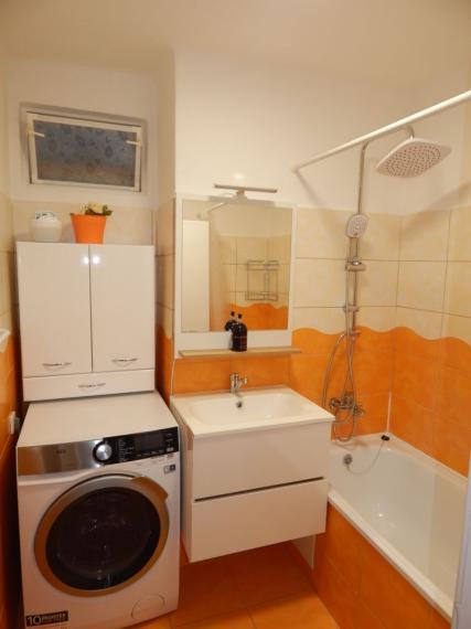 SPEKTRUM REALITY- Na PRENÁJOM komplet rekonštruovaný, zariadený 2- izbový byt, 62.8 m2, Handlová, 29.Augusta