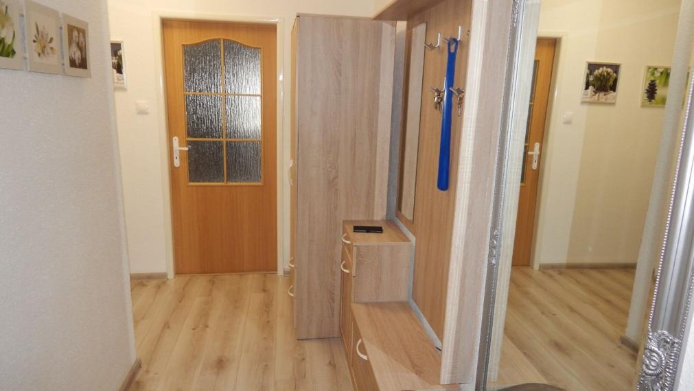 SPEKTRUM REALITY- Na PRENÁJOM komplet rekonštruovaný, zariadený 2- izbový byt, 62.8 m2, Handlová, 29.Augusta