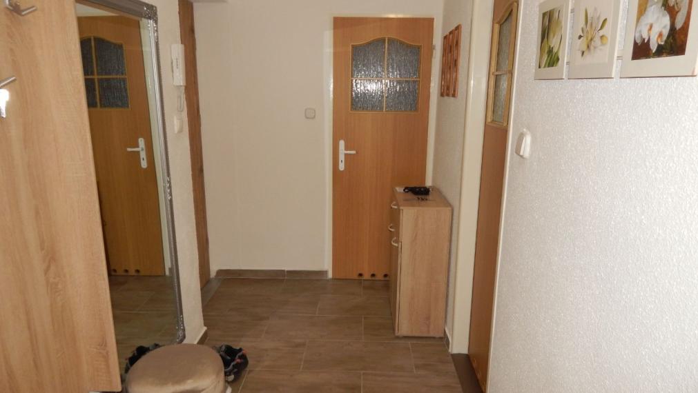 SPEKTRUM REALITY- Na PRENÁJOM komplet rekonštruovaný, zariadený 2- izbový byt, 62.8 m2, Handlová, 29.Augusta