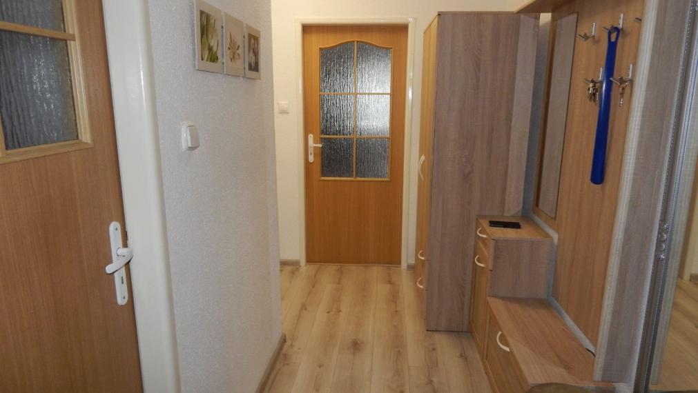 SPEKTRUM REALITY- Na PRENÁJOM komplet rekonštruovaný, zariadený 2- izbový byt, 62.8 m2, Handlová, 29.Augusta