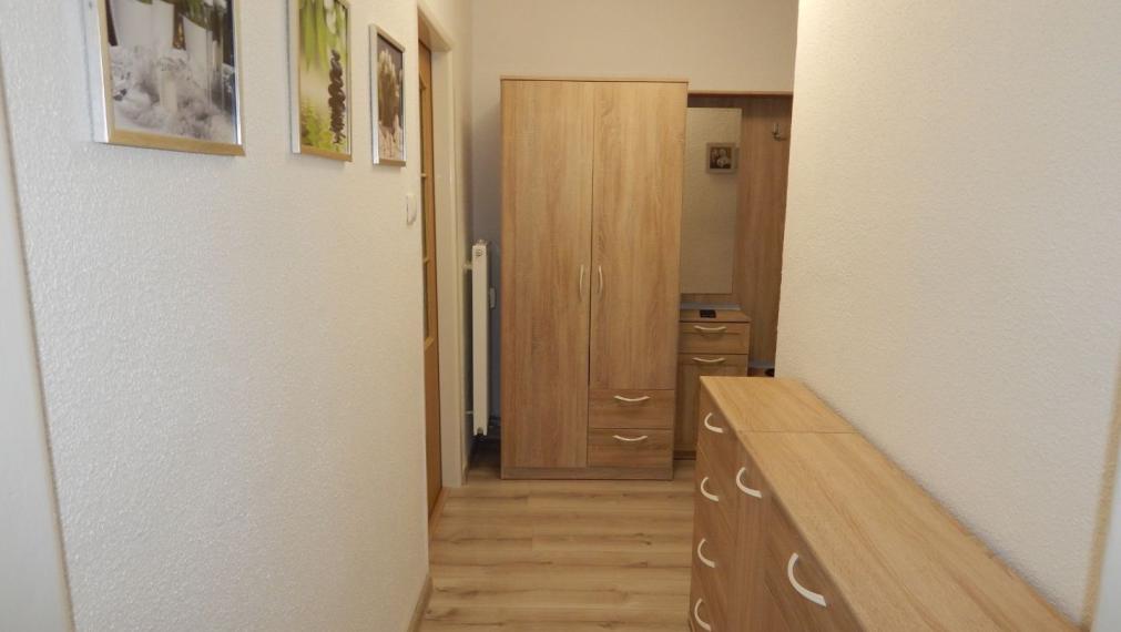 SPEKTRUM REALITY- Na PRENÁJOM komplet rekonštruovaný, zariadený 2- izbový byt, 62.8 m2, Handlová, 29.Augusta