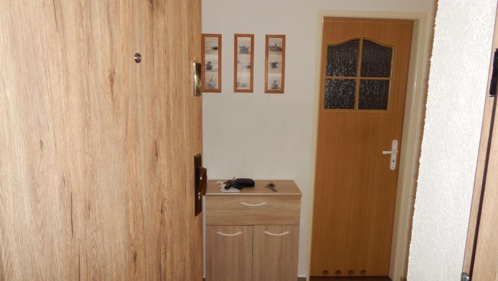 SPEKTRUM REALITY- Na PRENÁJOM komplet rekonštruovaný, zariadený 2- izbový byt, 62.8 m2, Handlová, 29.Augusta