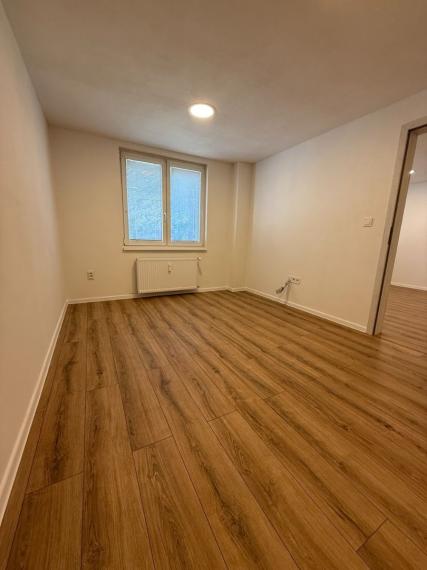 SPEKTRUM REALITY- Na PREDAJ 3 -izbový byt, 63.3 m2 s balkónom, Handlová, ul. Prievidzská