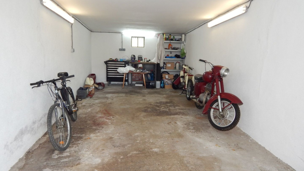 SPEKTRUM REALITY- Na PREDAJ  Garáž 28 m2, Handlová, ul. Mierové námestie