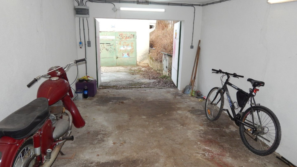 SPEKTRUM REALITY- Na PREDAJ  Garáž 28 m2, Handlová, ul. Mierové námestie