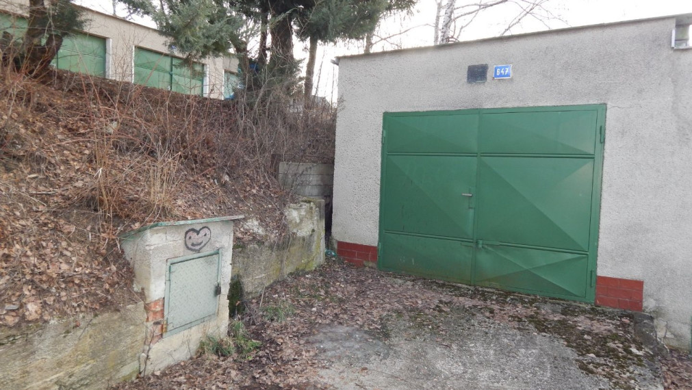 SPEKTRUM REALITY- Na PREDAJ  Garáž 28 m2, Handlová, ul. Mierové námestie