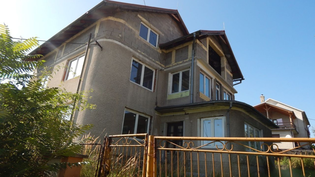 EXKLUZÍVNE-SPEKTRUM REALITY- Na predaj  7-izbový rodinný dom s pozemkom  1109 m2, Valaská Bela, okres Prievidza