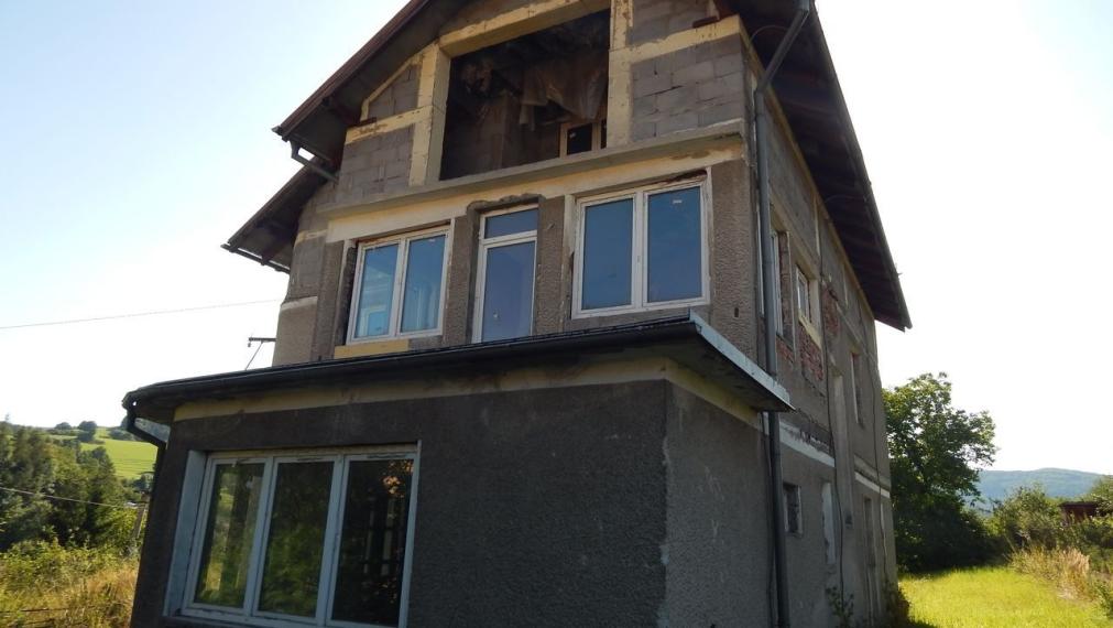 EXKLUZÍVNE-SPEKTRUM REALITY- Na predaj  7-izbový rodinný dom s pozemkom  1109 m2, Valaská Bela, okres Prievidza